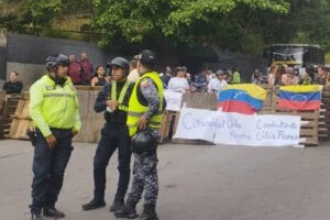 Habitantes de El Junquito protestaron este #22Abr por fallas en los servicios de agua y luz