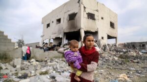 Los palestinos buscan entre los escombros de la casa de la familia Tabatibi, tras el bombardeo israelí nocturno en Gaza