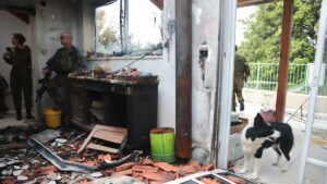 Un proyectil lanzado desde el Líbano destruyó semanas atrás una vivienda del kibutz Hanita.