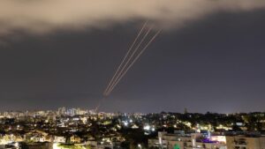 Archivo. Un sistema antimisiles opera después de que Irán lanzó drones y misiles hacia Israel, visto desde la ciudad israelí de Ashkelon