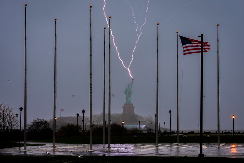 Impresionante imagen de la estatua de la Libertad en EEUU alcanzada por un rayo (+Fotos)