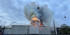  Incendio arrasa con el histórico edificio de la Bolsa de Copenhague