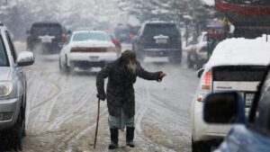 Un mendigo implora caridad en una calle nevada de Kabul, en enero de 2023.