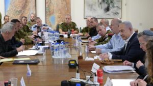El primer ministro israelí, Binyamín Netanyahu, preside este domingo la reunión del gabinete de guerra en Tel Aviv.