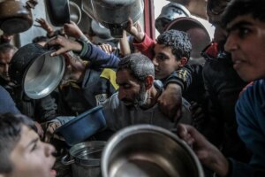 Israel permitir la entrega "temporal" de ayuda por un paso en el norte de Gaza