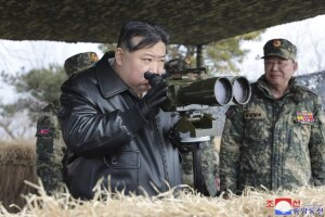 Kim Jong Un supervisa un simulacro de "contrataque nuclear"