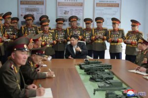 Kim Jong-un estrena su propia cancin, impulsa el programa nuclear norcoreano y estrecha lazos militares con Irn