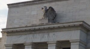 La Fed no ve señales de un freno en la inflación y teme un "estrés innecesario" sobre la banca