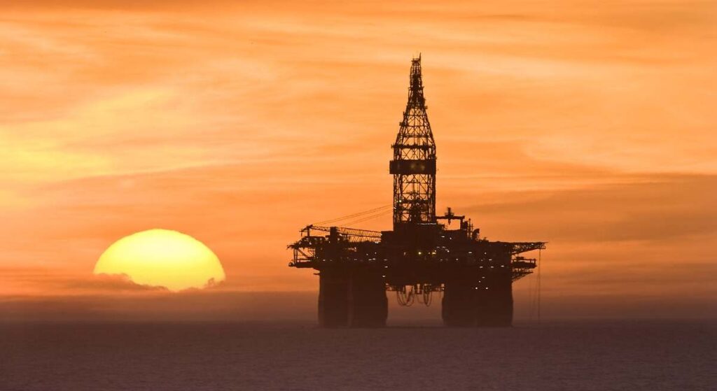 La OPEP+ confirma sus recortes de producción de petróleo y el Brent roza los 90 dólares por barril