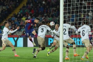 La cabeza de Lewandowski rescata la segunda plaza para el Bara ante un Valencia en inferioridad | LaLiga EA Sports 2023