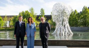 La escultura monumental 'Iris', de Jaume Plensa, se integra en la sede de Telefónica