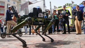 La policía de Málaga presenta un perro-robot que perseguirá a los patinetes que no cumplan las normas
