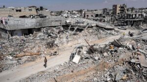Ruinas de edificios destruidos por el Ejército israelí en Jan Yunis, ciudad del sur de Gaza.
