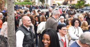 Largas colas para acceder al acto de Puigdemont de presentación de su candidatura en Elna (Francia)
