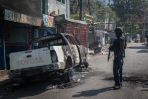 Las bandas reanudaron este lunes sus enfrentamientos con la policía en zonas de Haití - AlbertoNews