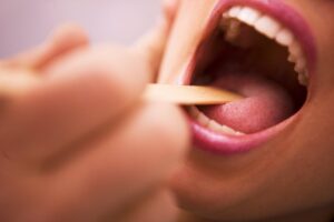 Los 9 'poderes' de la saliva que debes conocer