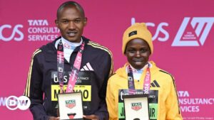 Los kenianos Mutiso y Jepchirchir ganan maratón de Londres – DW – 21/04/2024