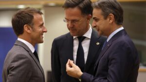 Macron, Rutte y Mitsotakis conversan, este miércoles, durante la reunión de líderes de la UE en Bruselas.