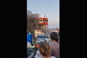 Los pasajeros de un ferry en Tailandia saltan al mar para huir de un incendio