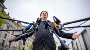 Maximilian Krah, de Alternativa para Alemania (AfD), se dirige a la prensa tras ser acusado de espionaje
