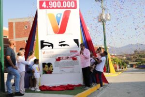 Maduro entrega el hito 4 millones 900 mil de la Gmvv
