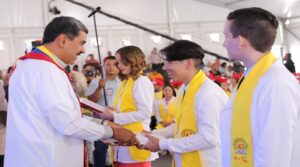 Maduro entrega títulos a nuevos Médicos Integrales Comunitarios