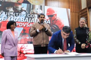 Maduro firma acta de independencia de Pdvsa