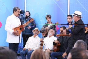Maduro valora el plan que inserta el instrumento musical cuatro venezolano al pénsum académico (Detalles) - AlbertoNews