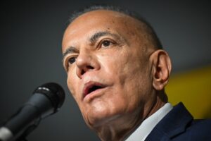 Manuel Rosales tras renunciar a su candidatura para apoyar a Edmundo González Urrutia