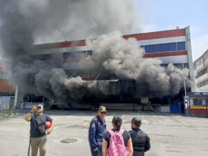 Más de 500 funcionarios combaten incendio en zona industrial de La California Sur