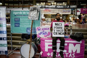 Masivas manifestaciones a favor de la universidad pública ponen el primer límite al experimento político de Javier Milei