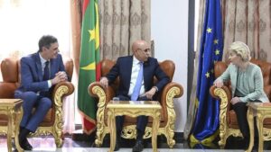 El presidente del Gobierno de España, Pedro Sánchez (I), y la presidenta de la Comisión Europea, Ursula von der Leyen, se reúnen con el presidente mauritano, Mohamed Ould Ghazouani, en el Palacio Presidencial, este jueves, en Nuakchot (Mauritania).