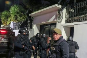México rompe las relaciones diplomáticas con Ecuador tras asalto policial en su embajada en Quito
