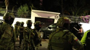 México suspende relación con Ecuador tras irrupción en embajada para capturar a Jorge Glas