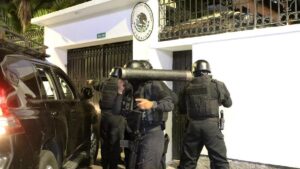 Policía ecuatoriana irrumpe en la Embajada de México para detener al exvicepresidente correísta de Ecuador, Jorge Glas.