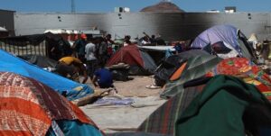 Migrantes arman campamento en frontera de México
