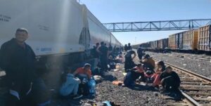 Migrantes suben de nuevo a los trenes de México