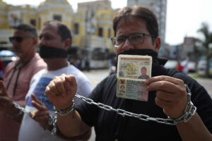 Migrantes venezolanos protestaron ante la embajada en Lima por los obstáculos del chavismo para impedirles votar en la presidencial