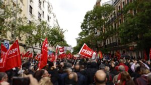 Miiles de socialistas se congregan en la sede del partido en Madrid en apoyo de Sánchez