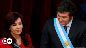 Milei defiende su plan de ajuste ante críticas de Kirchner – DW – 28/04/2024