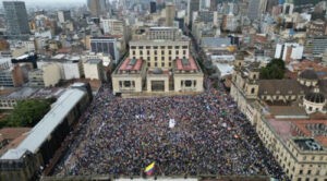 Miles de colombianos protestan contra Petro y él reacciona