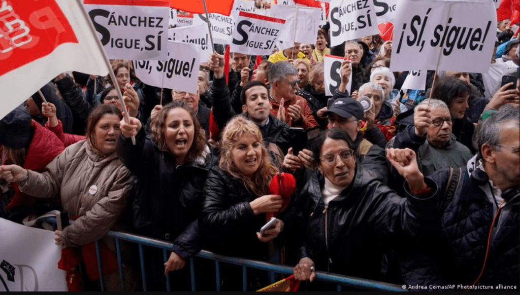 Miles de personas se concentran en Madrid en apoyo a Sánchez
