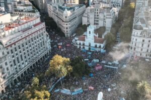 Miles de personas se movilizaron en Argentina en defensa de la universidad pública