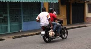 Mototaxistas de Guasdualito diversifican sus actividades para sustentar a sus familias