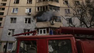 Imagen de archivo de los Bomberos de Ucrania en la extinción de un incendio en un edificio residencial tras un bombardeo ruso en Járkov.