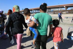 Niños migrantes venezolanos sufren las inclemencias del clima en la frontera entre México y EEUU: "Muchos lloran porque no tienen como refugiarse" - AlbertoNews