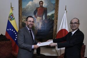 Nuevo embajador de Japón en Venezuela entregó sus copias de estilo