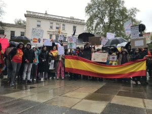 Padres y alumnos se manifiestan contra el cierre de aulas de espaol en Londres