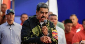 Para aumentar popularidad, Maduro aparece comiendo carne cruda y haciendo media paralela