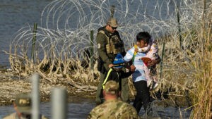 Patrulla fronteriza EEUU debe hacerse cargo de niños migrantes